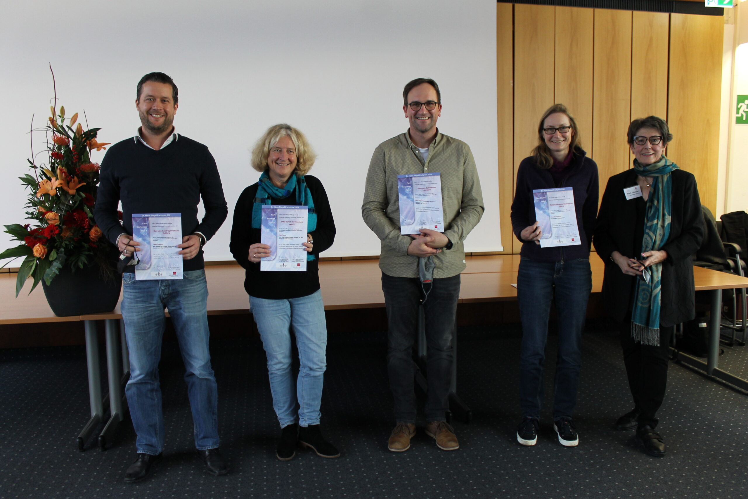 Vertreterinnen und Vertreter der Schulen der Erstplatzierten Vertreterinnen und Vertreter der Schulen der Erstplatzierten