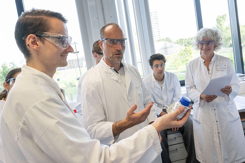 Im Rahmen seiner Sommerreise blickte Wissenschaftsminister Clemens Hoch (mitte) den Schüler*innen im NaT-Lab bei verschiedenen Experimenten über die Schulter. (Foto/©: Peter Pulkowski / JGU) Im Rahmen seiner Sommerreise blickte Wissenschaftsminister Clemens Hoch (mitte) den Schüler*innen im NaT-Lab bei verschiedenen Experimenten über die Schulter. (Foto/©: Peter Pulkowski / JGU)