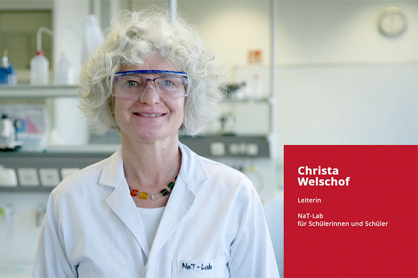 Über dieses Foto gelangt man zu einem Video der JGU über Christa Welschof der Leiterin des NaT-Lab für Schülerinnen und Schüler. (Foto: Alexander Griesser) Über dieses Foto gelangt man zu einem Video der JGU über Christa Welschof der Leiterin des NaT-Lab für Schülerinnen und Schüler. (Foto: Alexander Griesser)