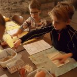 Schülerinnen und Schüler einer Grundschule im Gewölbekeller Oppenheim beim Experimentieren