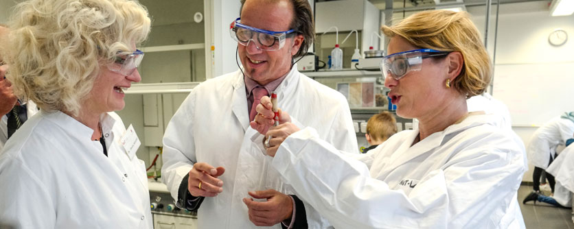 Bildungsministerin Stefanie Hubig, Vizepräsident für Studium und Lehre, Univ.-Prof. Dr. Stephan Jolie und Dr. Christa Welschof, Leiterin des NaT-Lab an der JGU, beim Besuch des Schülerlabors. (Foto:Stefan F. Sämmer/JGU)