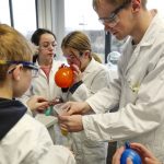 Schülerinnen und Schüler experimentieren mit Trockeneis