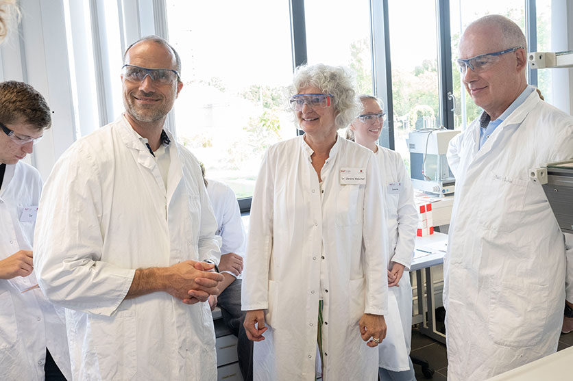 Im Rahmen seiner Sommerreise besuchte Wissenschaftsminister Clemens Hoch (l.) die NaT-Lab-Ferienakademie, begleitet von JGU-Präsident Prof. Dr. Georg Krausch (r.). (Foto/©: Peter Pulkowski / JGU)