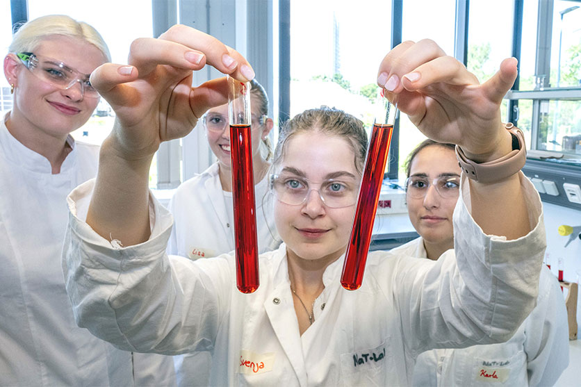 Das NaT-Lab für Schülerinnen und Schüler begrüßt allein zu Angeboten im Fach Chemie jährlich rund 4.000 Kinder und Jugendliche auf dem Gutenberg-Campus. (Foto: Peter Thomas)